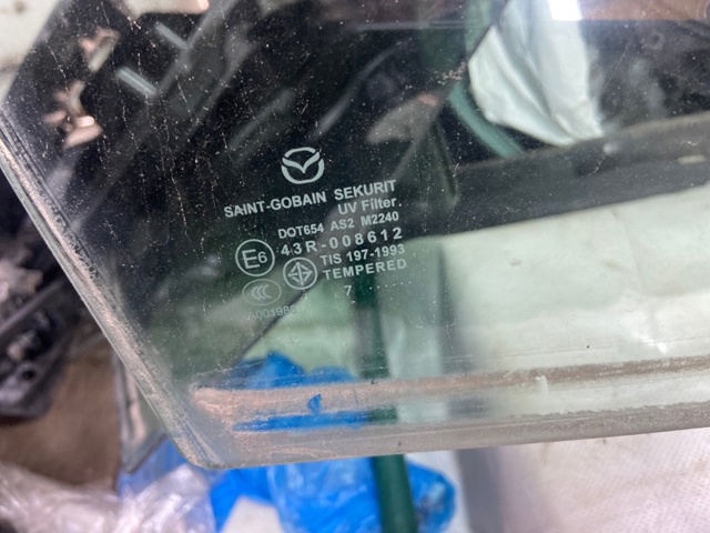Скло передніх дверей, правих TD1158510 MAZDA