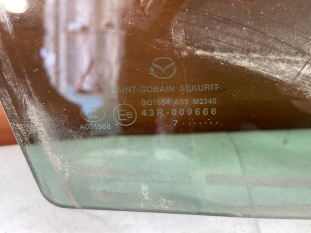 Скло задньої двері правої TD1172510 MAZDA