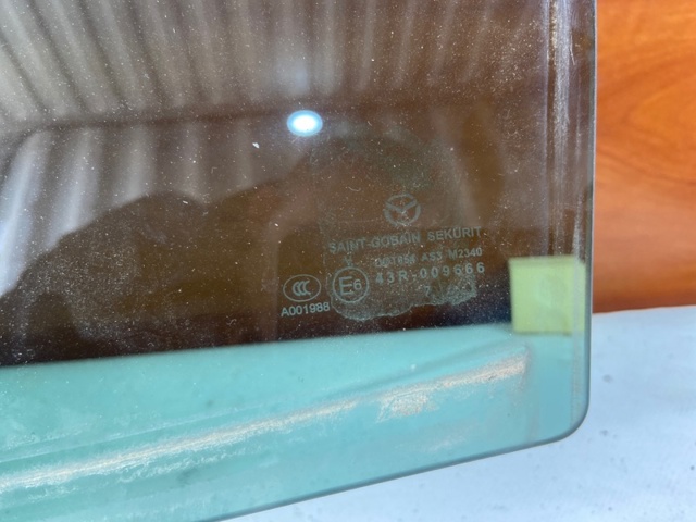 Скло заднє ліве TD1173510 MAZDA
