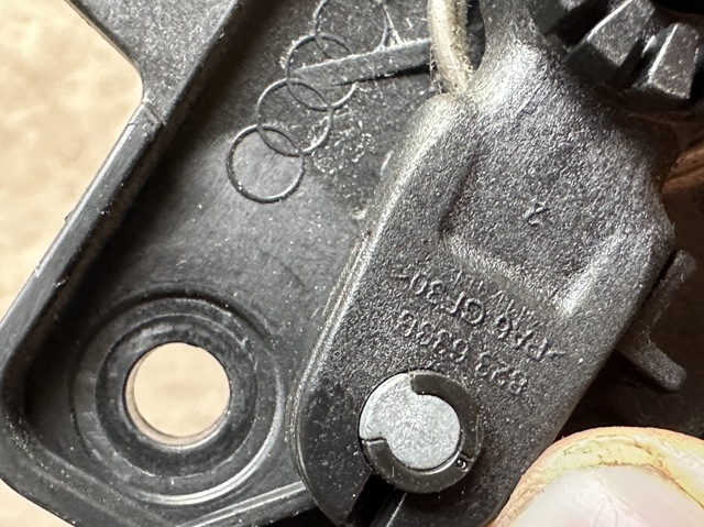 Кронштейн ручки відкривання капота 1T1823633B VAG