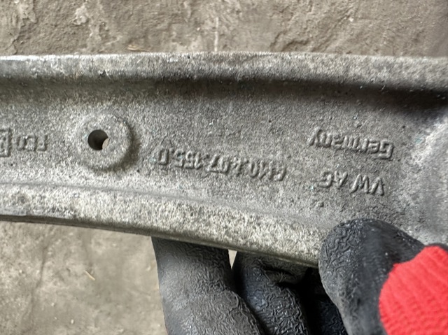 Лівий важіль передній нижній підвіски 4M0407155D VAG