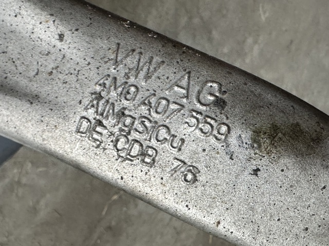 Цапфа поворотна ліва 4M0407559 VAG