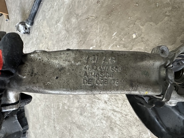 Цапфа поворотного кулака 4M0407560 VAG