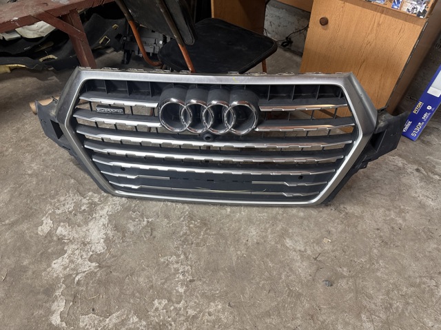 Захисна решітка радіатора 4M0853651F VAG