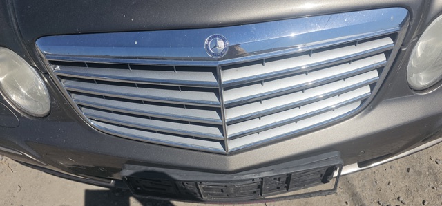 Решітка радіатора Mercedes E