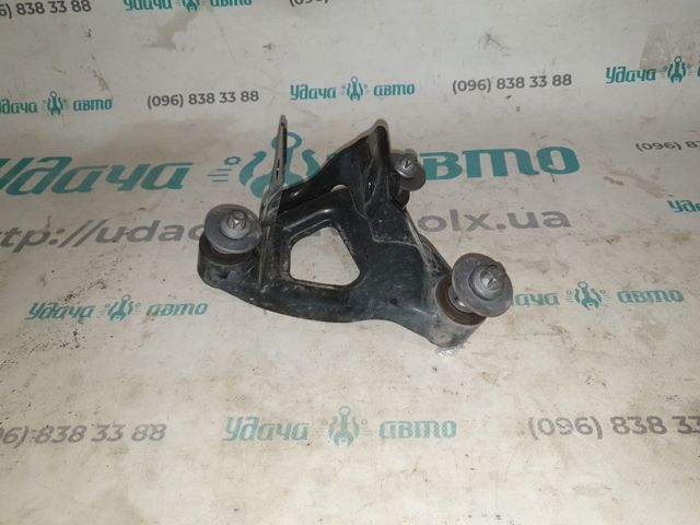 Права опора двигуна 111023200C TESLA