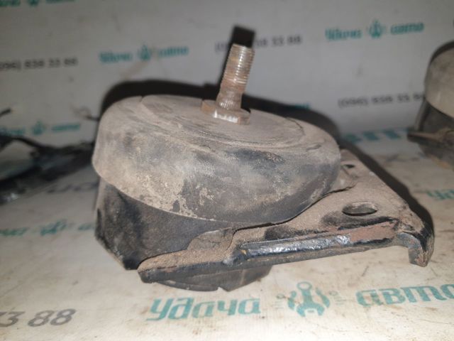 Подушка (опора) двигуна лів./прав. 1236131080 TOYOTA