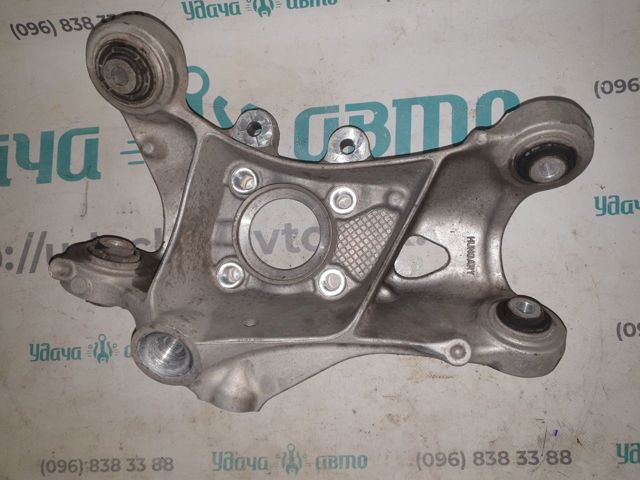 Цапфа поворотна права 33326852162 BMW