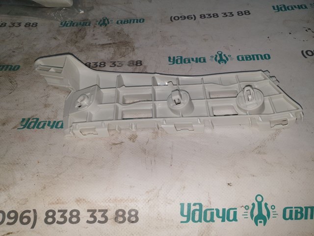 Лівий кронштейн переднього бампера 5211647020 TOYOTA