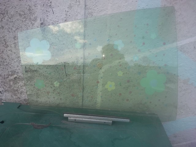 Скло задньої двері правої 6811347100 TOYOTA