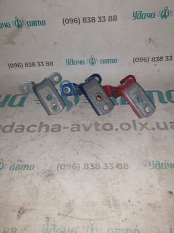 Дверний шарнір правий передній 6871012151 TOYOTA