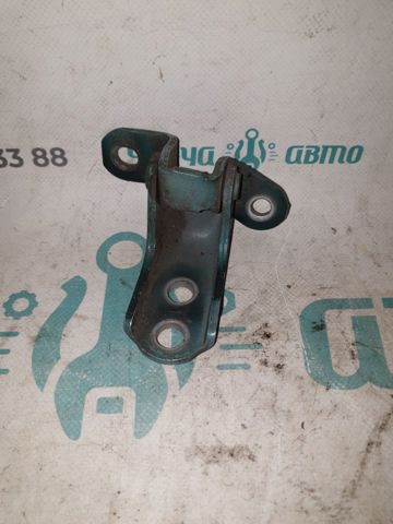 Петля передніх дверей 6871022080 TOYOTA