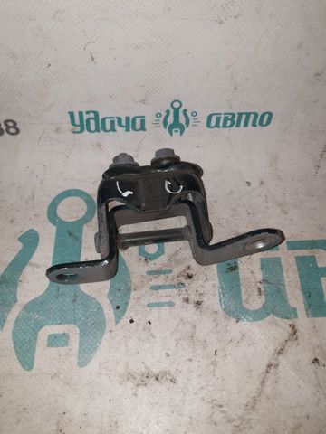 Петля передніх дверей 6875060070 TOYOTA