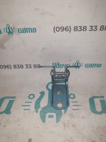 Дверний шарнір задній лівий 6878052031 TOYOTA