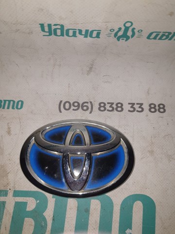 Фірмовий значок на кришку багажника Тойота Яріс