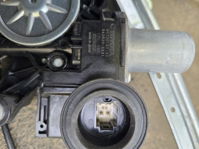 Механізм склопідйомника двері задньої, лівої 8572042140 TOYOTA