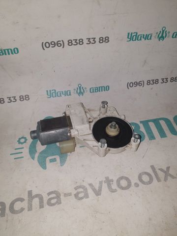 Мотор склопідйомника дверей передніх, правих A0068205542 MERCEDES