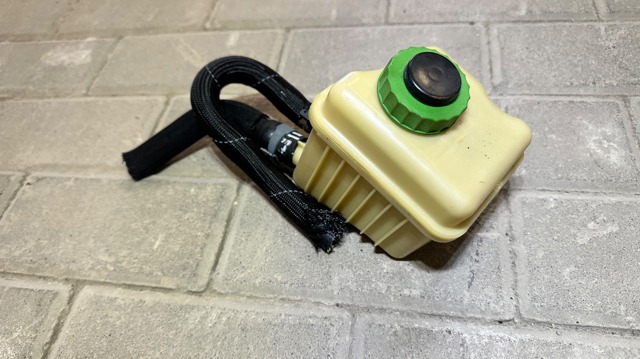 Бачки запасні (для масла) 7L6422373B VAG