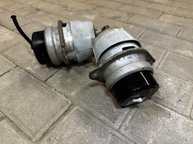 Подушка (опора) двигуна, ліва/права 7L8199131F VAG