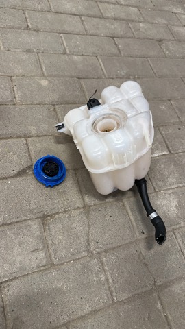 Бачок системи охолодження двигуна розширювальний 7P0121407 VAG