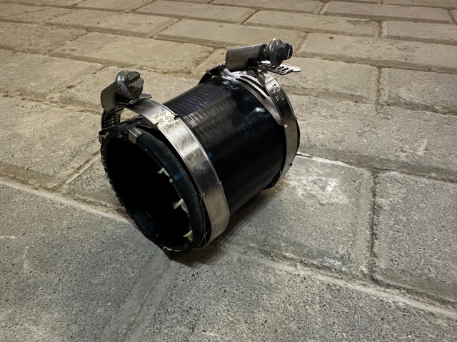 Патрубок повітряний 7P0145709 VAG