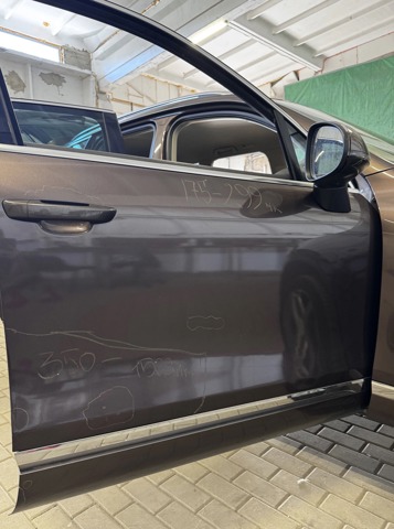 Пасажирські передні двері 7P0831056 VAG