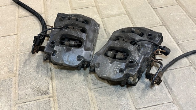 Супорт гальмівний задній правий 7P6615424D VAG