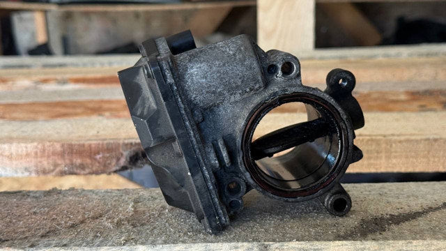 Дросільна заслінка в зборі 03L128063R VAG
