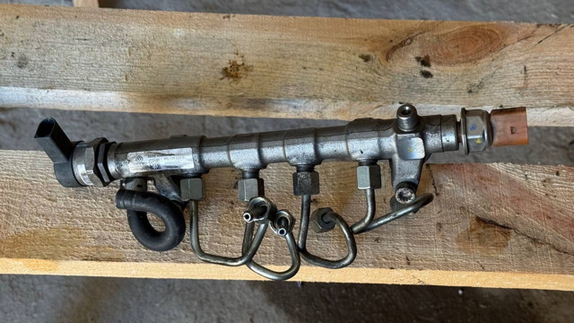 Рампа форсунок системи упорскування палива 03L130089Q VAG