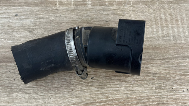 Патрубок турбіни вихлопних газів 03L131111J VAG