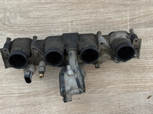 Рампа форсунок системи упорскування палива 06D133209T VAG