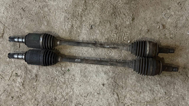 Піввісь (привід) передня 28321SC020 SUBARU