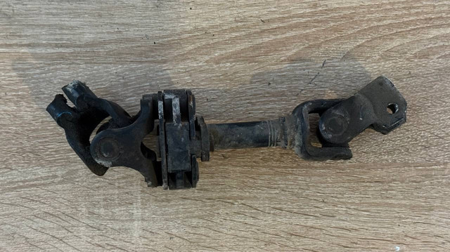 Вал рульової колонки, нижній 34170SC060 SUBARU