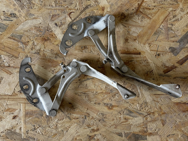 Завіса капота права 3D0823302D VAG