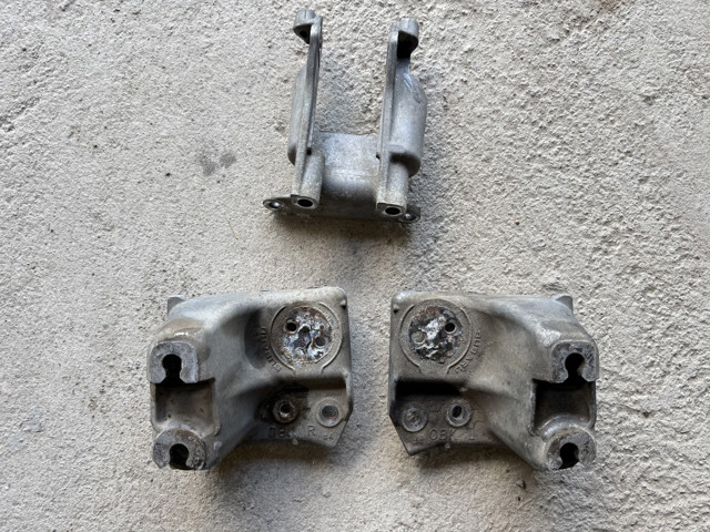 Кронштейн подушки (опори) двигуна, правої 41032AJ050 SUBARU