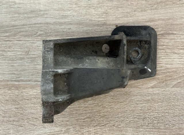 Кронштейн подушки (опори) двигуна, лівої 4H226061AA LAND ROVER