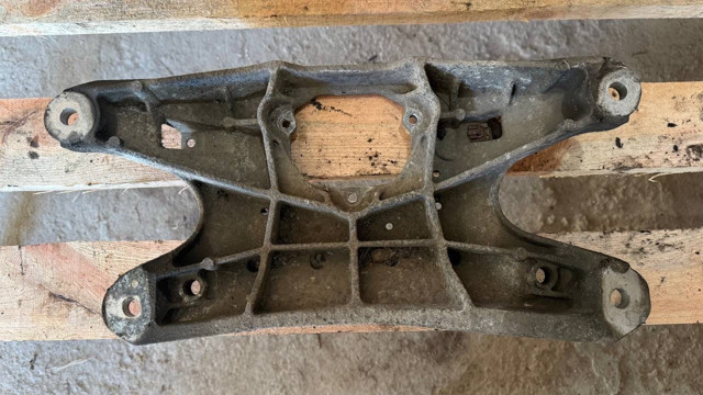 Балка кріплення коробки передач 8K0399263AF VAG