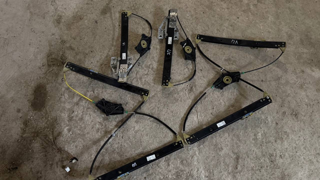 Склопідйомник задніх правих дверей 8K0839462A VAG
