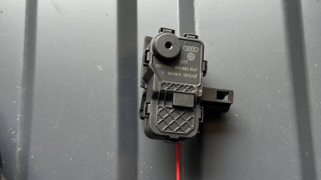 Замок відкривання лючка бензобаку 8K0862153F VAG