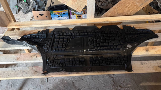 Щит запобіжний 8K0863821AF VAG