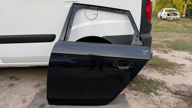 Двері пасажирськи задні ліві 8K9833051D VAG