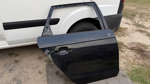Двері пасажирські задні праві 8K9833052D VAG
