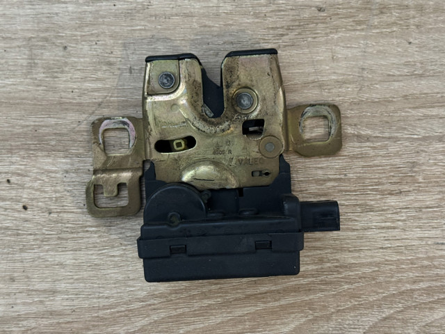 Замок скла задніх 3/5-х дверей (ляди) FQR500040 LAND ROVER