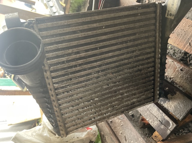 Охолоджувач наддувочного повітря 7L0145804A VAG