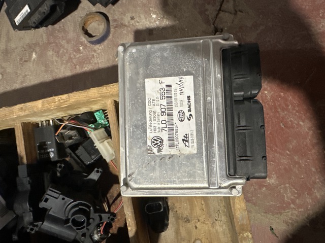 Блок управління пневмопідвіскою 7L0907553F VAG