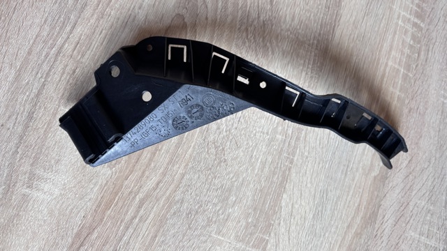 Кронштейн кріплення бампера переднього лівий 1374289080 PEUGEOT