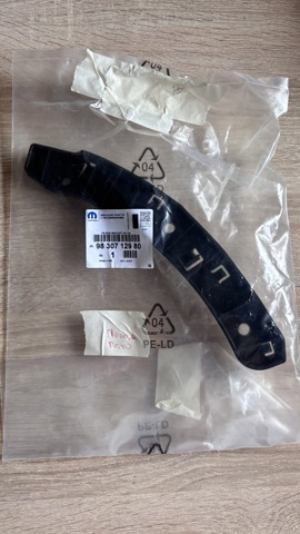 Направляюча переднього бампера, права 9830712980 PEUGEOT