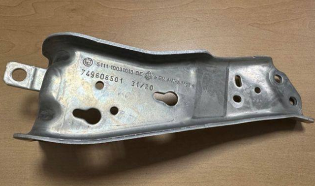 Кронштейн підсилювача переднього бампера 51117498085 BMW