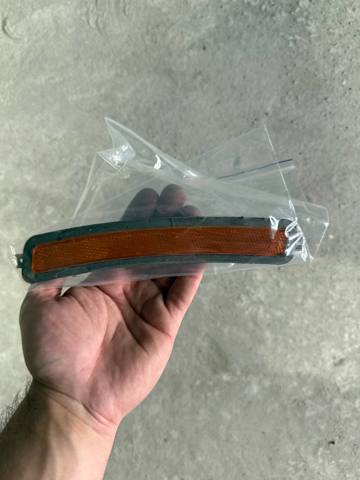 Катафот (відбивач) переднього бампера, правий 63147349128 BMW