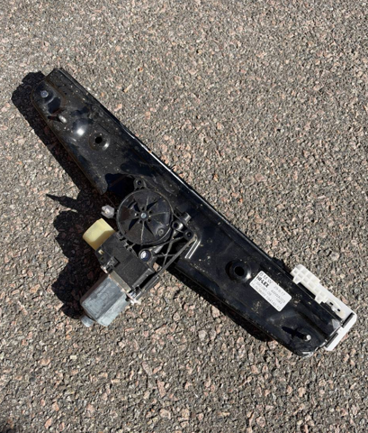 Моторчик склопідйомника двері задніх, правих 67627413052 BMW